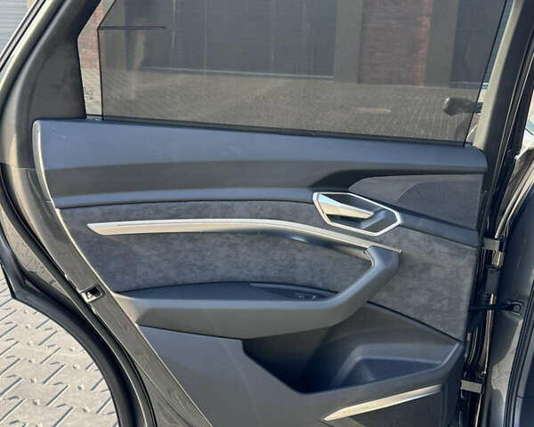 Серый Ауди E-Tron, объемом двигателя 0 л и пробегом 53 тыс. км за 40900 $, фото 24 на Automoto.ua