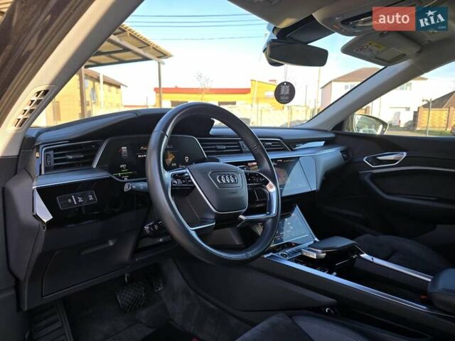 Серый Ауди E-Tron, объемом двигателя 0 л и пробегом 99 тыс. км за 31990 $, фото 98 на Automoto.ua