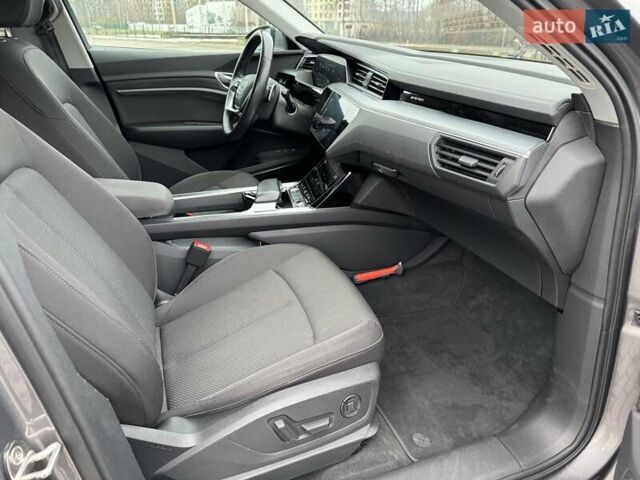 Серый Ауди E-Tron, объемом двигателя 0 л и пробегом 109 тыс. км за 30900 $, фото 26 на Automoto.ua