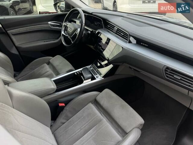 Серый Ауди E-Tron, объемом двигателя 0 л и пробегом 74 тыс. км за 30500 $, фото 25 на Automoto.ua