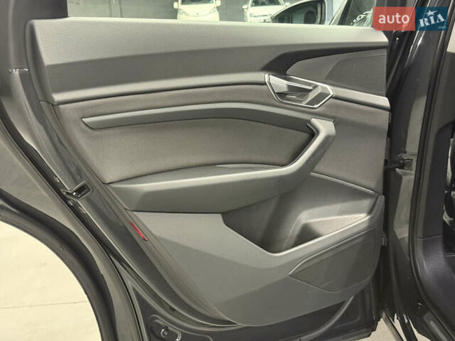 Серый Ауди E-Tron, объемом двигателя 0 л и пробегом 207 тыс. км за 20000 $, фото 42 на Automoto.ua