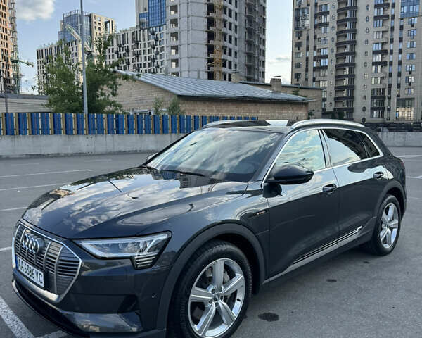 Серый Ауди E-Tron, объемом двигателя 0 л и пробегом 65 тыс. км за 25900 $, фото 2 на Automoto.ua