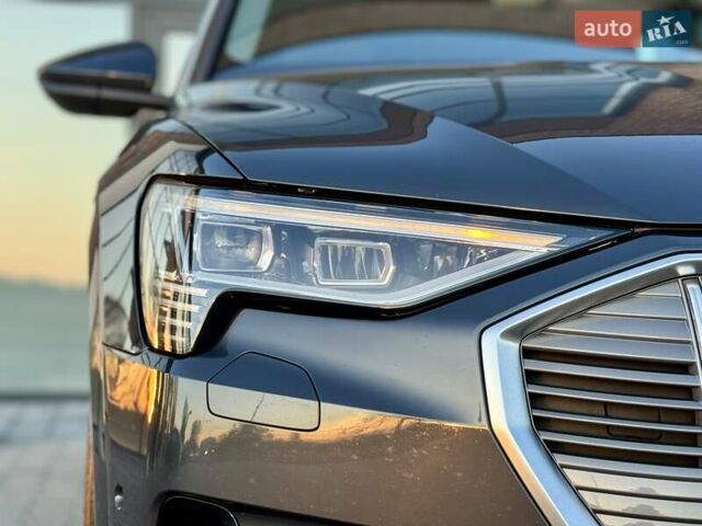 Серый Ауди E-Tron, объемом двигателя 0 л и пробегом 97 тыс. км за 21900 $, фото 26 на Automoto.ua