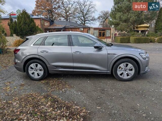 Серый Ауди E-Tron, объемом двигателя 0 л и пробегом 82 тыс. км за 32500 $, фото 4 на Automoto.ua