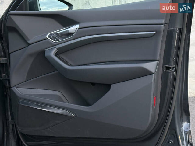 Ауді E-Tron 2020 у Львові на Automoto.ua Сірий Ауді E-Tron, об'ємом двигуна 0 л та пробігом 81 тис. км за 34920 $, фото 34 на Automoto.ua