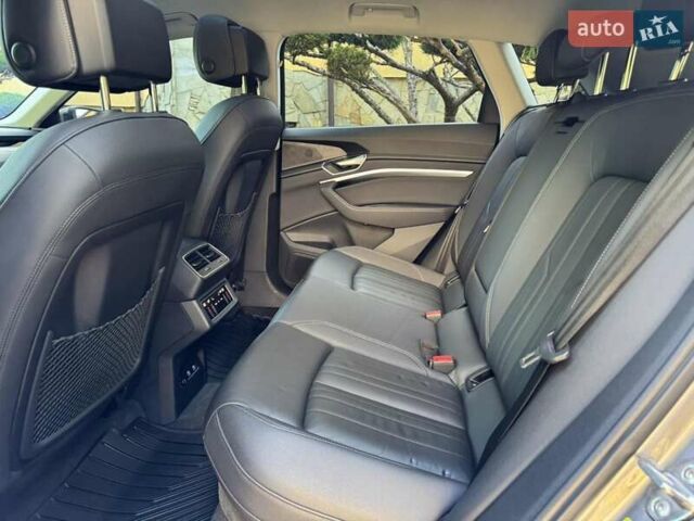 Сірий Ауді E-Tron, об'ємом двигуна 0 л та пробігом 100 тис. км за 25500 $, фото 20 на Automoto.ua