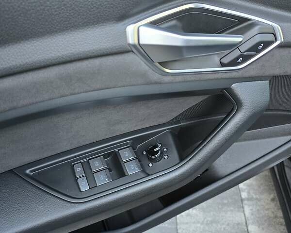 Серый Ауди E-Tron, объемом двигателя 0 л и пробегом 99 тыс. км за 31990 $, фото 83 на Automoto.ua