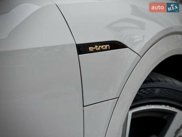 Серый Ауди E-Tron, объемом двигателя 0 л и пробегом 36 тыс. км за 45445 $, фото 48 на Automoto.ua