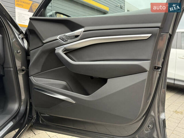 Серый Ауди E-Tron, объемом двигателя 0 л и пробегом 33 тыс. км за 39500 $, фото 37 на Automoto.ua