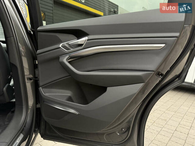 Серый Ауди E-Tron, объемом двигателя 0 л и пробегом 33 тыс. км за 39500 $, фото 36 на Automoto.ua