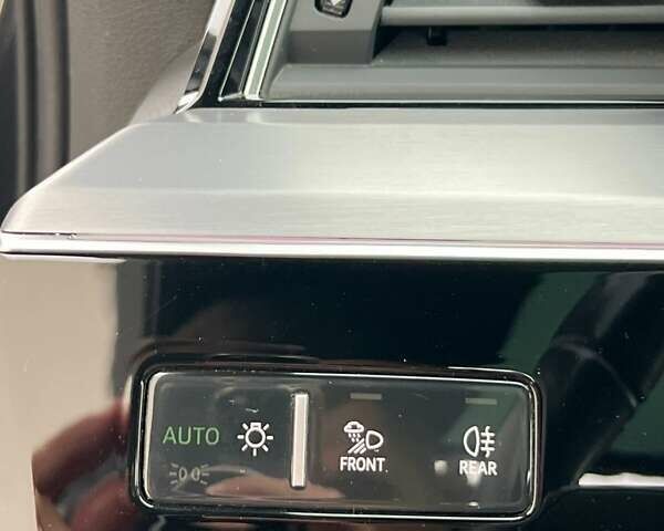 Серый Ауди E-Tron, объемом двигателя 0 л и пробегом 125 тыс. км за 34999 $, фото 93 на Automoto.ua