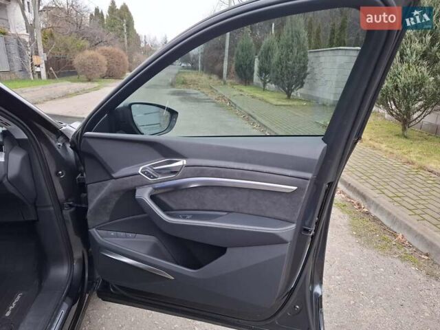 Сірий Ауді E-Tron, об'ємом двигуна 0 л та пробігом 43 тис. км за 41999 $, фото 20 на Automoto.ua