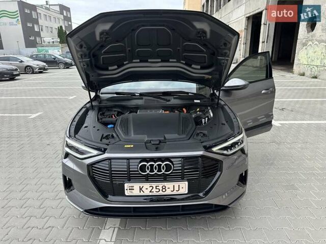 Ауди E-Tron 2021 в Тернополе на Automoto.ua Серый Ауди E-Tron, объемом двигателя 0 л и пробегом 85 тыс. км за 27999 $, фото 17 на Automoto.ua