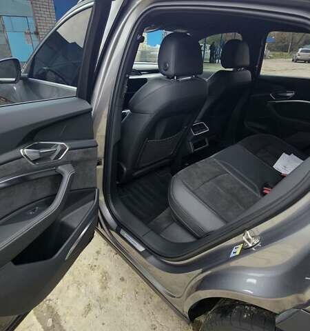Сірий Ауді E-Tron, об'ємом двигуна 0 л та пробігом 116 тис. км за 32600 $, фото 11 на Automoto.ua
