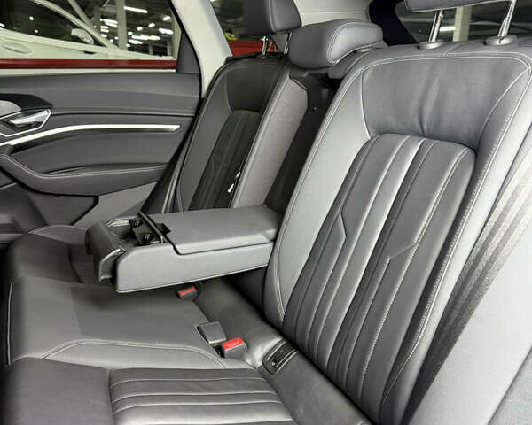 Серый Ауди E-Tron, объемом двигателя 0 л и пробегом 44 тыс. км за 33000 $, фото 32 на Automoto.ua