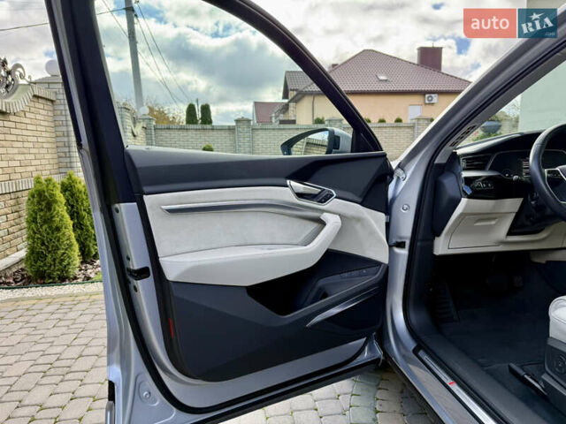 Серый Ауди E-Tron, объемом двигателя 0 л и пробегом 130 тыс. км за 37000 $, фото 48 на Automoto.ua