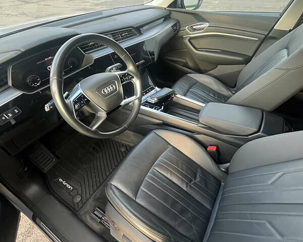 Серый Ауди E-Tron, объемом двигателя 0 л и пробегом 88 тыс. км за 36500 $, фото 20 на Automoto.ua