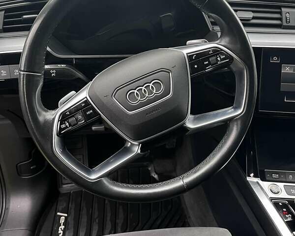 Серый Ауди E-Tron, объемом двигателя 0 л и пробегом 165 тыс. км за 33000 $, фото 16 на Automoto.ua