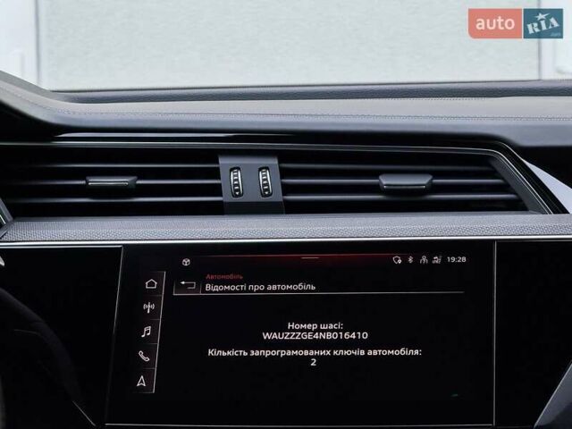 Серый Ауди E-Tron, объемом двигателя 0 л и пробегом 56 тыс. км за 46999 $, фото 124 на Automoto.ua