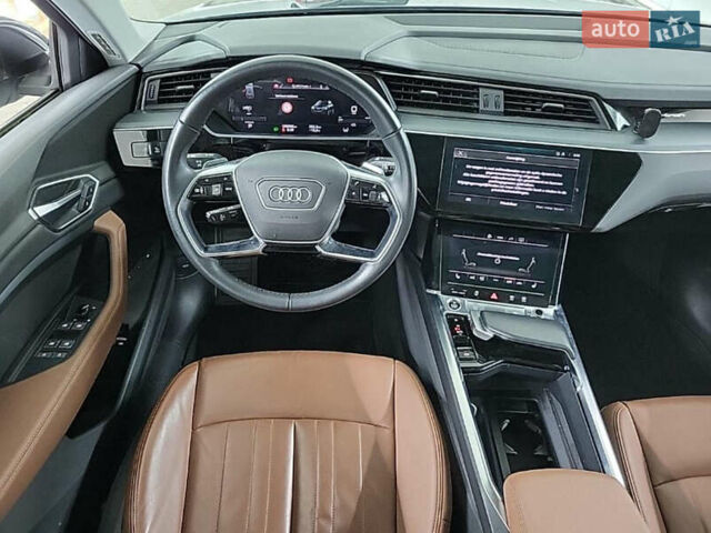 Серый Ауди E-Tron, объемом двигателя 0 л и пробегом 100 тыс. км за 30777 $, фото 5 на Automoto.ua