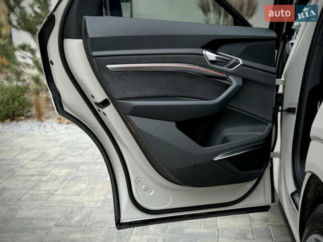 Серый Ауди E-Tron, объемом двигателя 0 л и пробегом 36 тыс. км за 45445 $, фото 85 на Automoto.ua