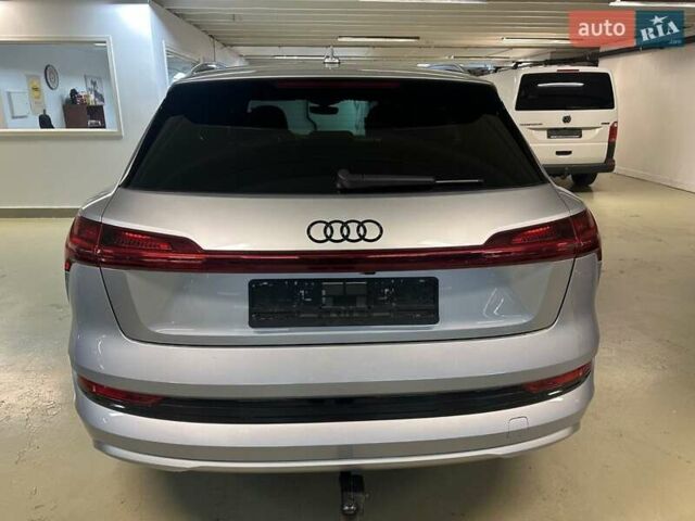 Сірий Ауді E-Tron, об'ємом двигуна 0 л та пробігом 152 тис. км за 24700 $, фото 5 на Automoto.ua