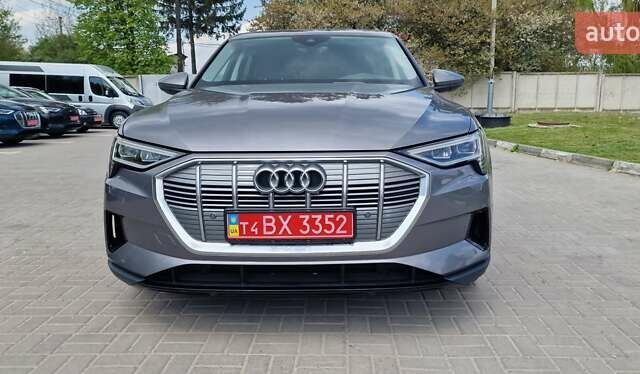 Серый Ауди E-Tron, объемом двигателя 0 л и пробегом 140 тыс. км за 25811 $, фото 4 на Automoto.ua