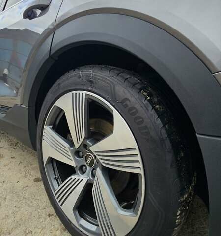 Сірий Ауді E-Tron, об'ємом двигуна 0 л та пробігом 116 тис. км за 32600 $, фото 3 на Automoto.ua