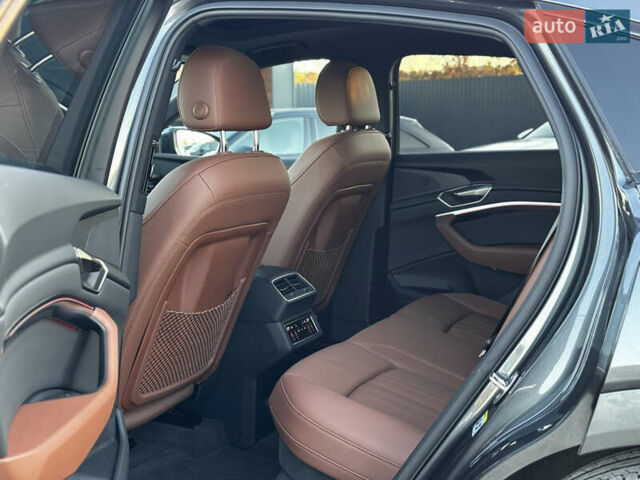Серый Ауди E-Tron, объемом двигателя 0 л и пробегом 70 тыс. км за 42850 $, фото 46 на Automoto.ua