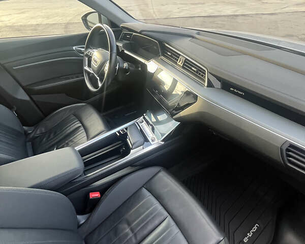 Серый Ауди E-Tron, объемом двигателя 0 л и пробегом 88 тыс. км за 36500 $, фото 12 на Automoto.ua