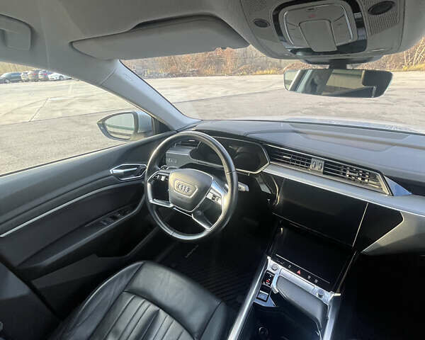 Серый Ауди E-Tron, объемом двигателя 0 л и пробегом 88 тыс. км за 36500 $, фото 2 на Automoto.ua