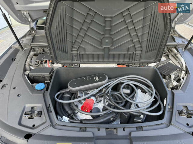 Серый Ауди E-Tron, объемом двигателя 0 л и пробегом 130 тыс. км за 37000 $, фото 125 на Automoto.ua