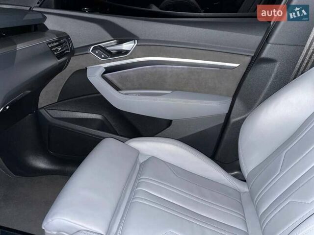 Серый Ауди E-Tron, объемом двигателя 0 л и пробегом 44 тыс. км за 33900 $, фото 61 на Automoto.ua