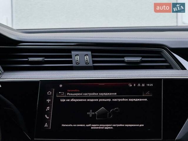 Серый Ауди E-Tron, объемом двигателя 0 л и пробегом 56 тыс. км за 46999 $, фото 106 на Automoto.ua