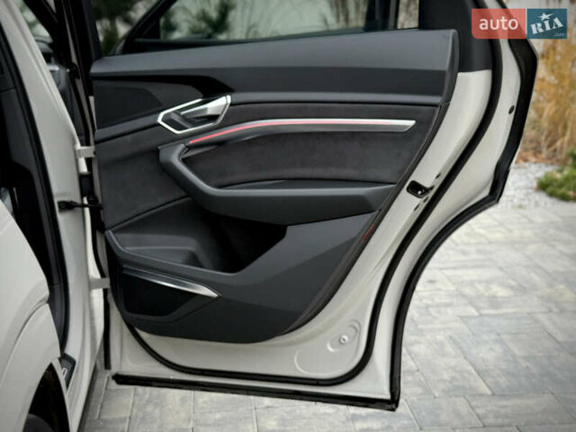 Серый Ауди E-Tron, объемом двигателя 0 л и пробегом 36 тыс. км за 45445 $, фото 93 на Automoto.ua
