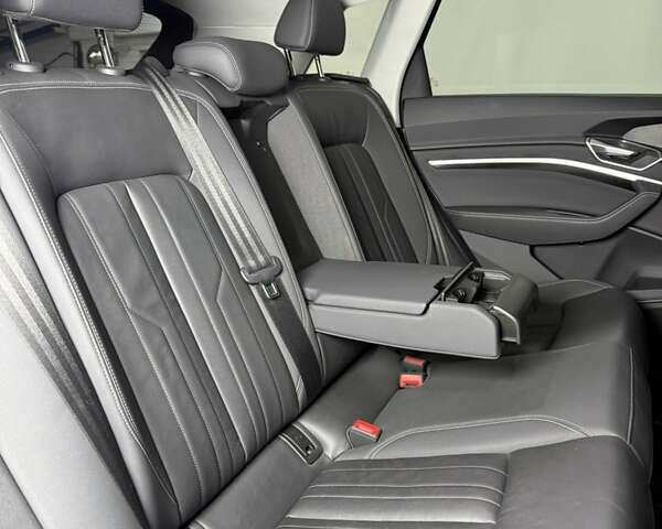 Серый Ауди E-Tron, объемом двигателя 0 л и пробегом 44 тыс. км за 33000 $, фото 43 на Automoto.ua