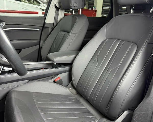 Серый Ауди E-Tron, объемом двигателя 0 л и пробегом 44 тыс. км за 33000 $, фото 30 на Automoto.ua