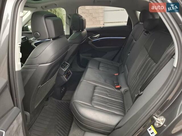 Сірий Ауді E-Tron, об'ємом двигуна 0 л та пробігом 43 тис. км за 41999 $, фото 14 на Automoto.ua