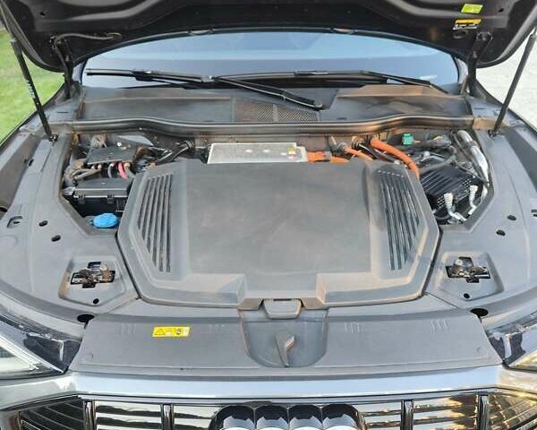 Серый Ауди E-Tron, объемом двигателя 0 л и пробегом 110 тыс. км за 33700 $, фото 30 на Automoto.ua