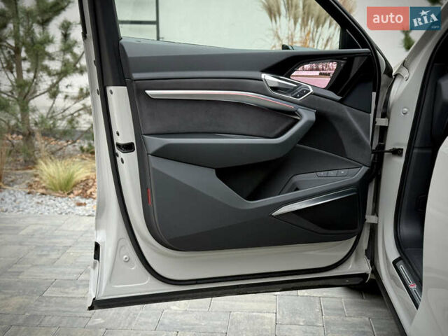 Серый Ауди E-Tron, объемом двигателя 0 л и пробегом 36 тыс. км за 45445 $, фото 79 на Automoto.ua