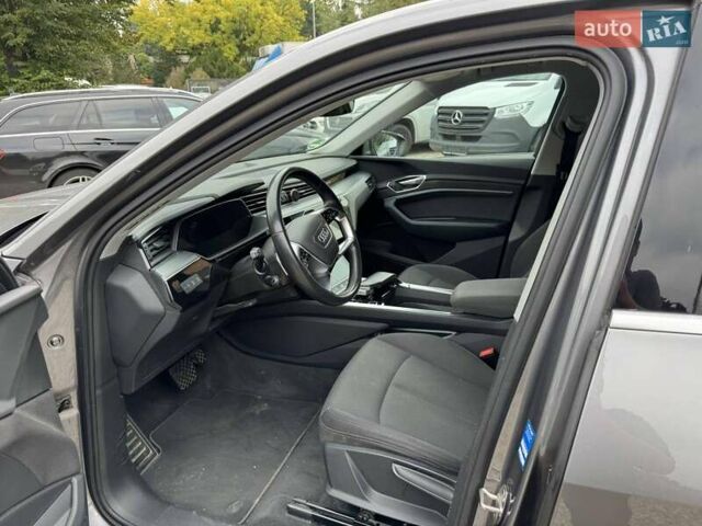 Серый Ауди E-Tron, объемом двигателя 0 л и пробегом 153 тыс. км за 28500 $, фото 4 на Automoto.ua