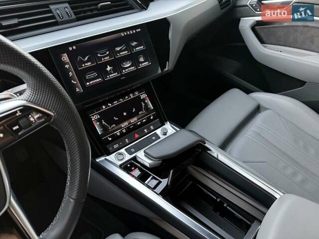 Серый Ауди E-Tron, объемом двигателя 0 л и пробегом 44 тыс. км за 33900 $, фото 1 на Automoto.ua