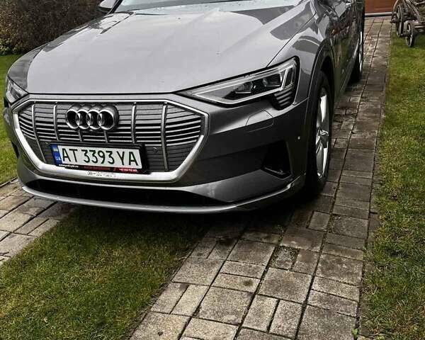 Серый Ауди E-Tron, объемом двигателя 0 л и пробегом 165 тыс. км за 33000 $, фото 2 на Automoto.ua