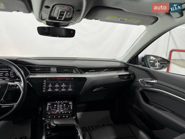Серый Ауди E-Tron, объемом двигателя 0 л и пробегом 44 тыс. км за 33000 $, фото 25 на Automoto.ua