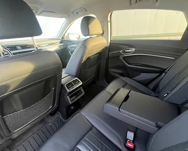 Серый Ауди E-Tron, объемом двигателя 0 л и пробегом 88 тыс. км за 36500 $, фото 18 на Automoto.ua