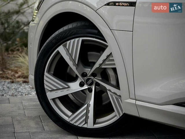 Серый Ауди E-Tron, объемом двигателя 0 л и пробегом 36 тыс. км за 45445 $, фото 26 на Automoto.ua