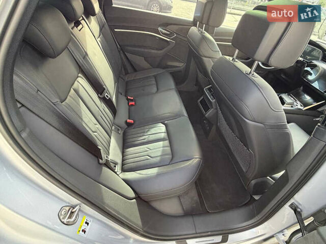 Серый Ауди E-Tron, объемом двигателя 0 л и пробегом 32 тыс. км за 41990 $, фото 43 на Automoto.ua