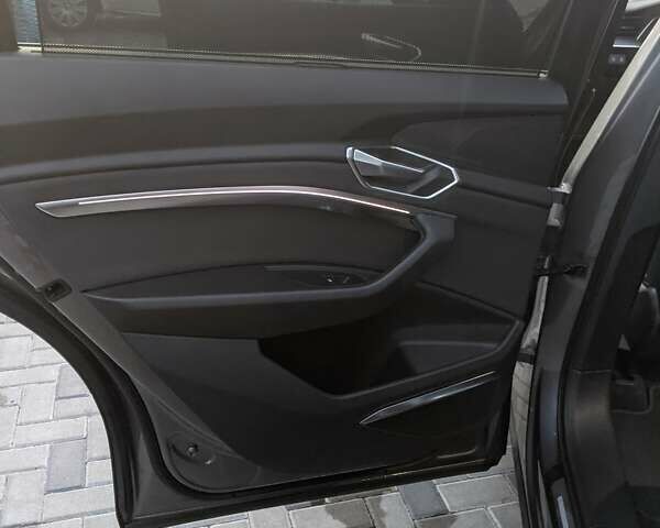 Серый Ауди E-Tron, объемом двигателя 0 л и пробегом 98 тыс. км за 29999 $, фото 1 на Automoto.ua