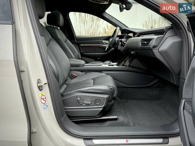 Серый Ауди E-Tron, объемом двигателя 0 л и пробегом 36 тыс. км за 45445 $, фото 75 на Automoto.ua