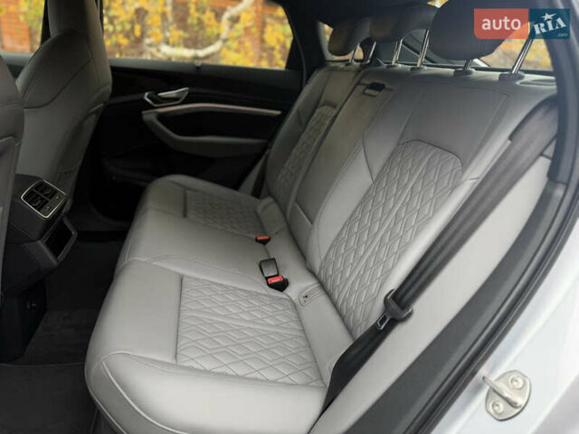 Сірий Ауді E-Tron, об'ємом двигуна 0 л та пробігом 39 тис. км за 39800 $, фото 13 на Automoto.ua